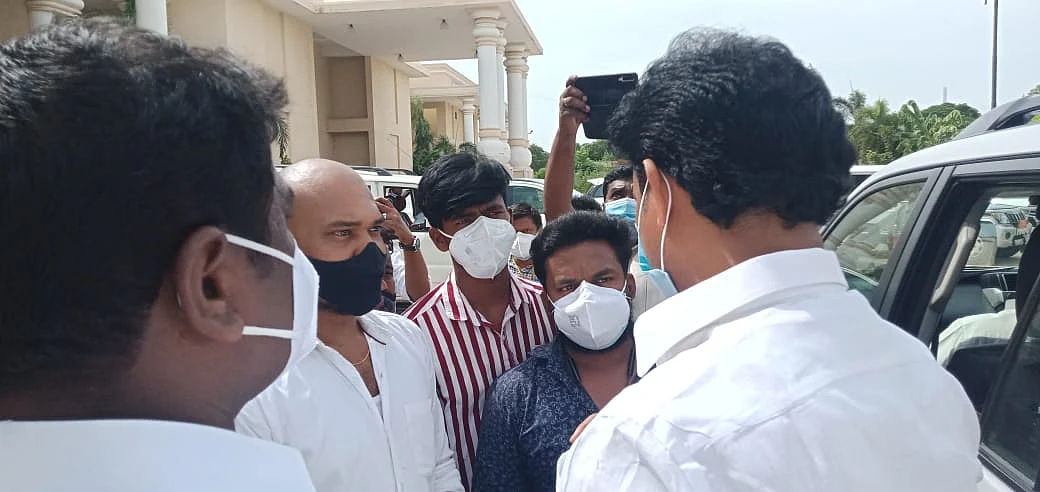 அமைச்சரிடம் எஸ்.எஃப்.ஐ மனு