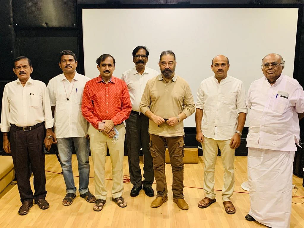 புதிய நிர்வாகிகளுடன் கமல்