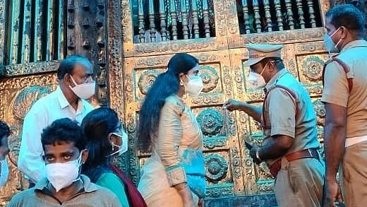 மண்டைக்காடு பகவதி அம்மன் கோயிலில் விஜயதரணி