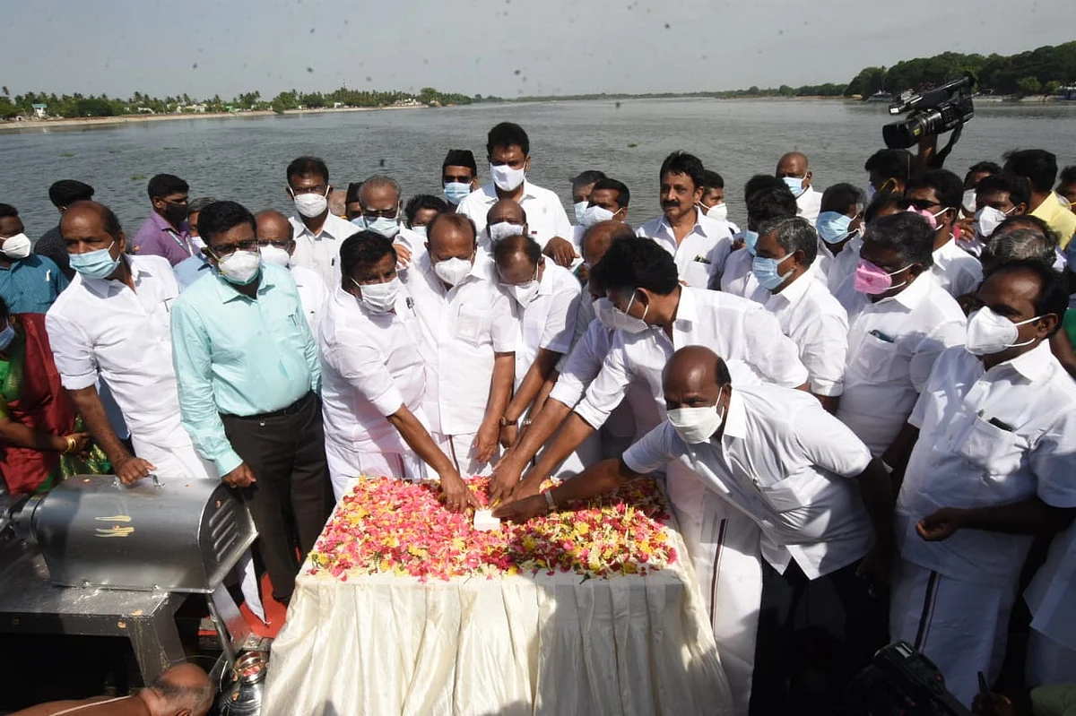 கல்லணையை திறந்து வைத்த அமைச்சர்கள்