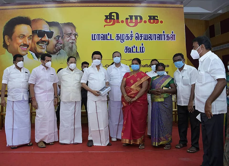 தி.மு.க வுக்கு தாவிய அ.தி.மு.கவினர்