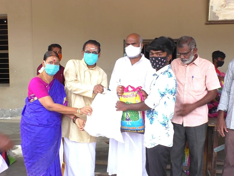 100 மாணவர்களின் குடும்பங்களுக்கு காய்கறி, மளிகைப்பொருள்... ஓய்வுபெற்ற தமிழாசிரியரின் தன்னலமற்ற உதவி!