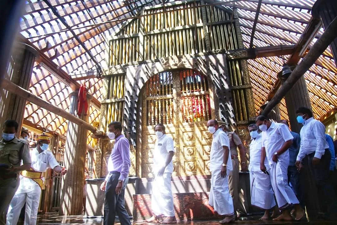 தீ விபத்தை பார்வையிடும் அமைச்சர் மனோதங்கராஜ், கலெக்டர் அரவிந்த்