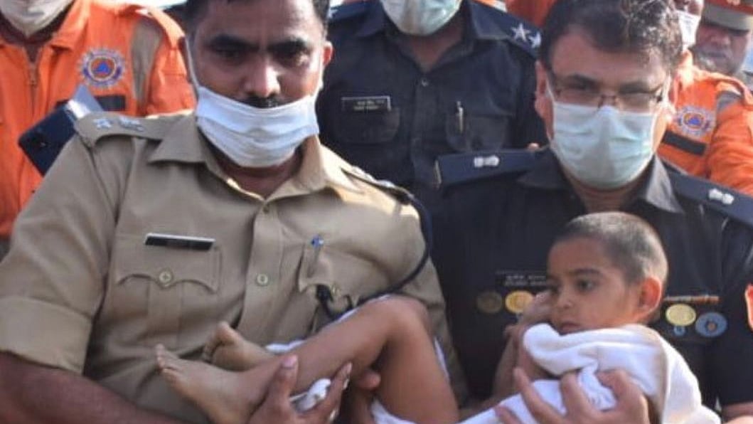 குழந்தையுடன் முனிராஜ்