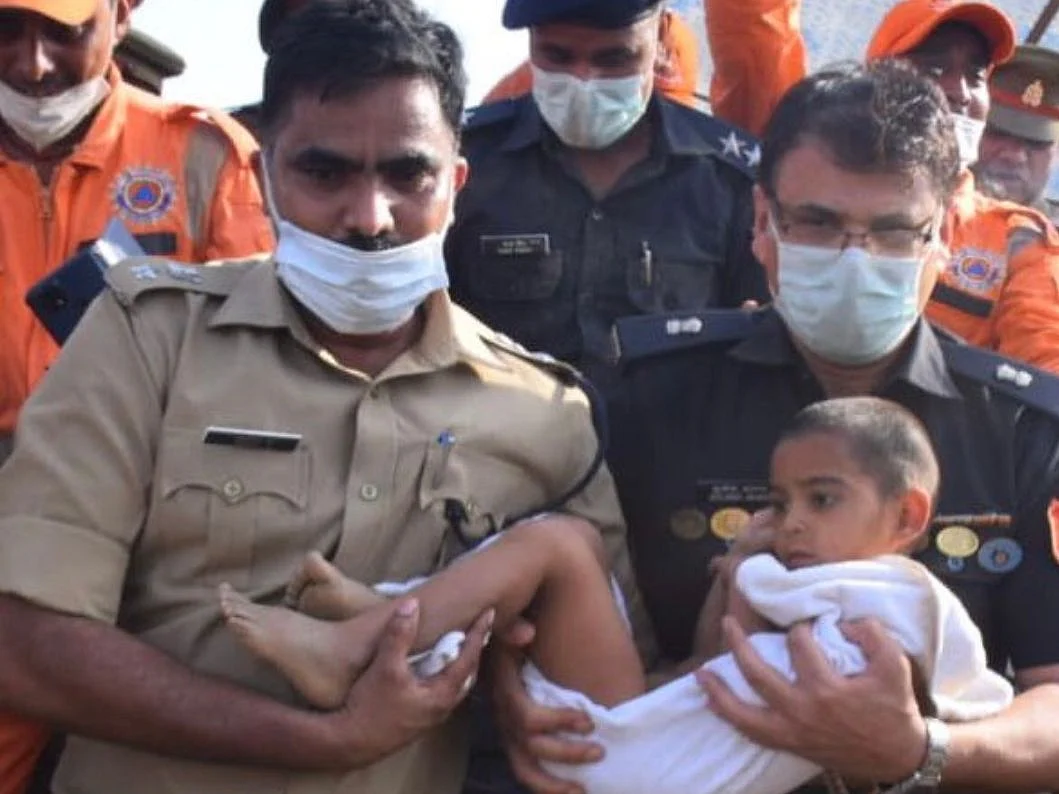 `150 அடி ஆழ்துளைக் கிணற்றிலிருந்து குழந்தையை மீட்ட `திக் திக்’ நிமிடங்கள்' -ஆக்ரா எஸ்.பி முனிராஜ்
