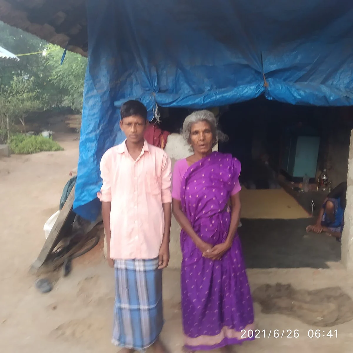 சிறுவன் சபரிநாதன், பாட்டி லெட்சுமி