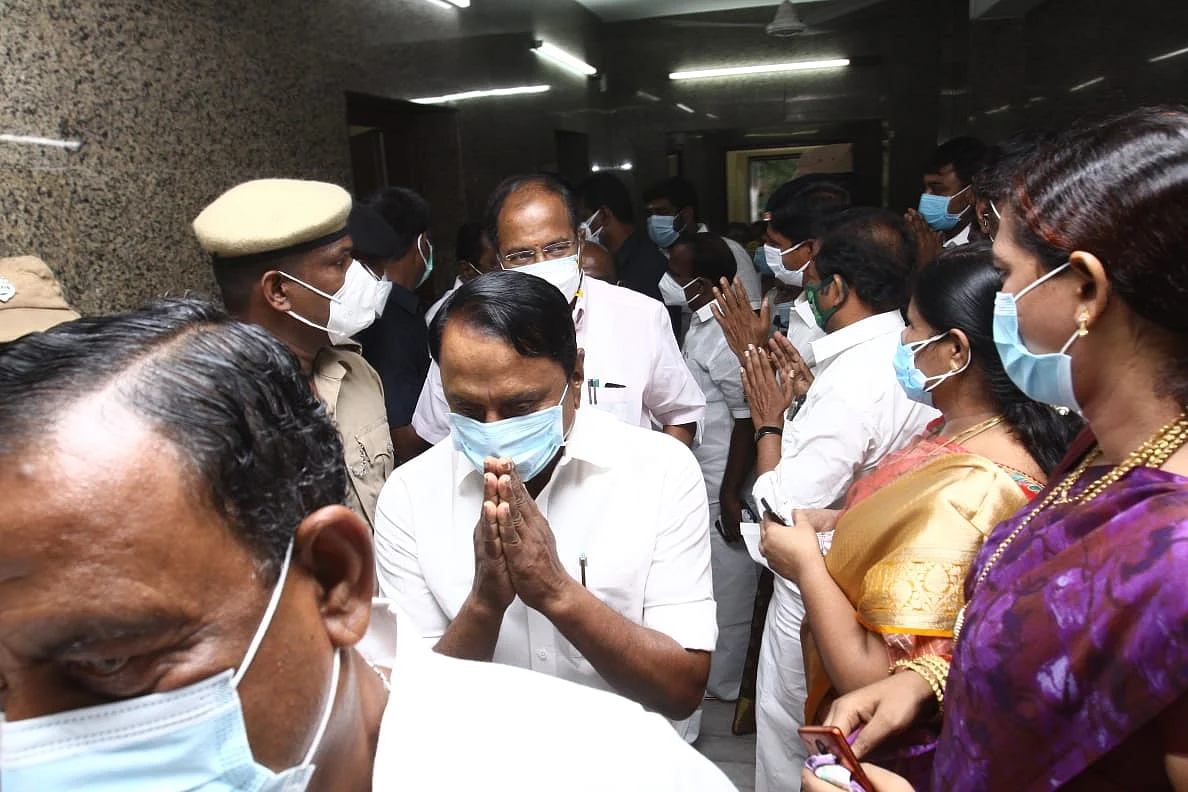 ஆலோசன முடிந்து வெளியே வரும் நிர்வாகிகள்