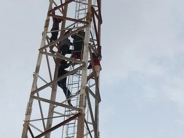 செல்போன் டவர் மீது ஏறிப் போராட்டம்
