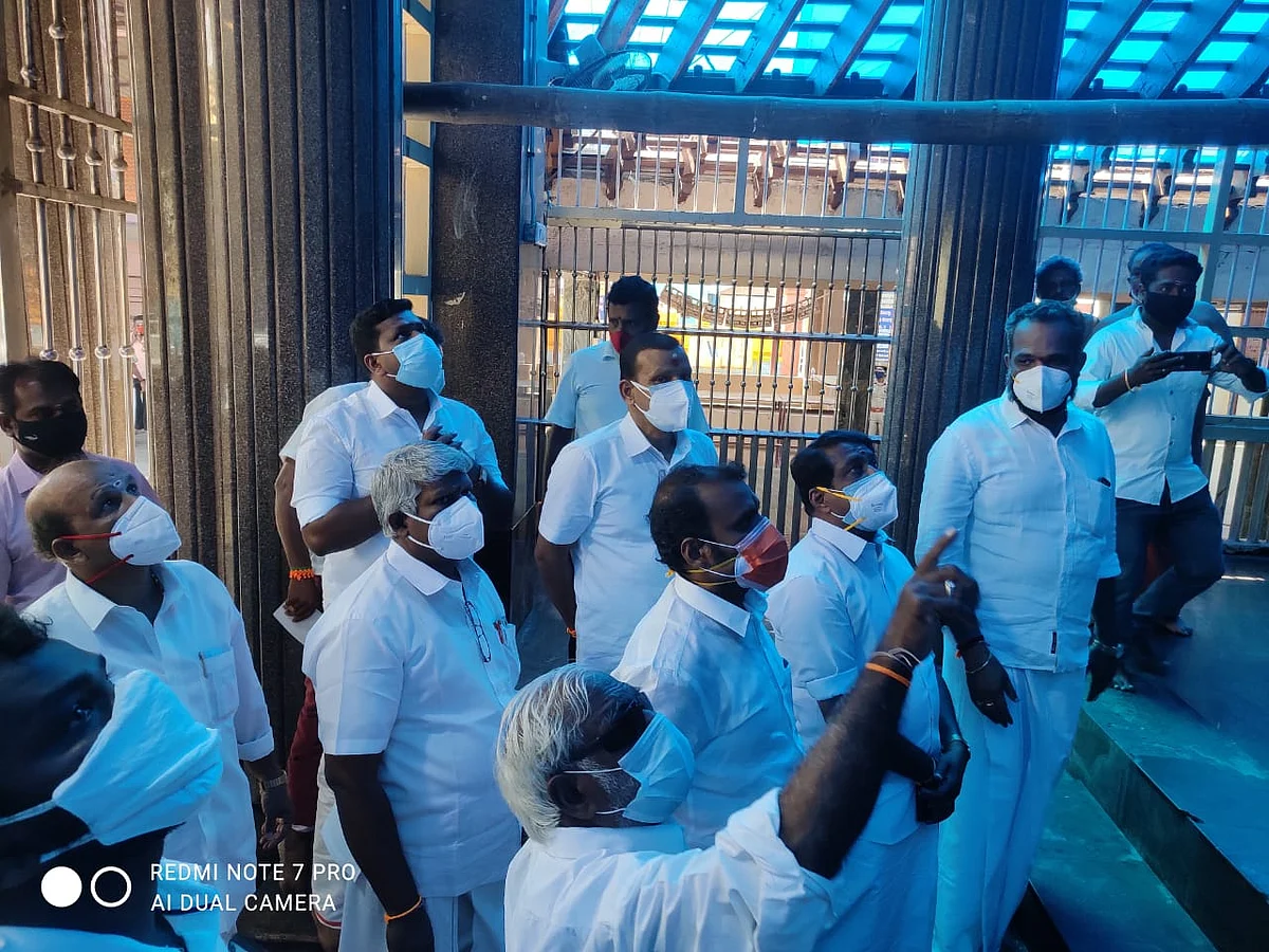 தீ விபத்து நடந்த பகுதியை பார்வையிடும் பா.ஜ.க மாநில தலைவர் எல்.முருகன்