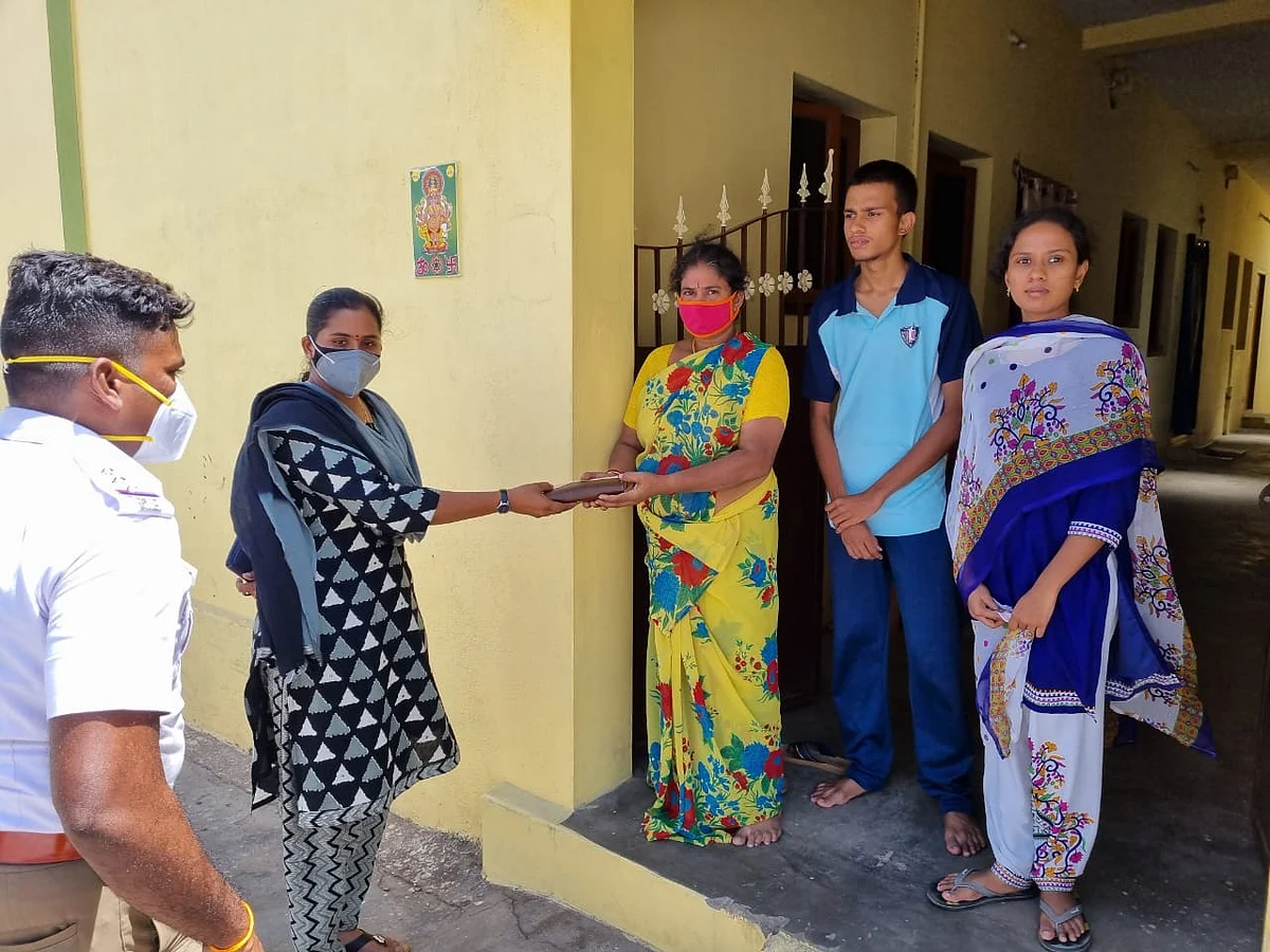 ₹30,000 பணத்தை தவறவிட்ட பெண்; தேடிக் கண்டுபிடித்து திருப்பியளித்த பெண் போலீஸ்!