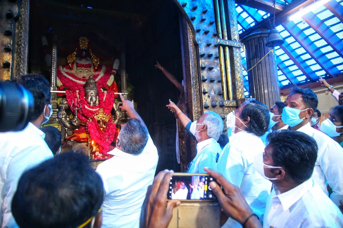 `அரசியல் பேச வரவில்லை; பக்தர்களின் பீதியை போக்கணும்!' - மண்டைக்காடு கோயிலில் அமைச்சர் சேகர் பாபு | Minister sekar babu inspects Mandaikadu temple after fire accident 2 மண்டைக்காடு பகவதி அம்மன் கோயிலில் அமைச்சர் சேகர்பாபு ஆய்வு