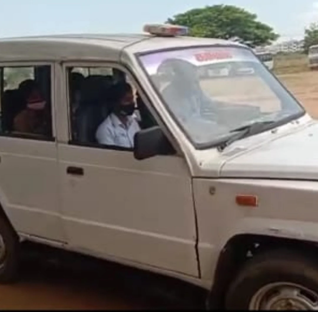 ஓட்டுநர் பயிற்சியில் பெண் காவலர்
