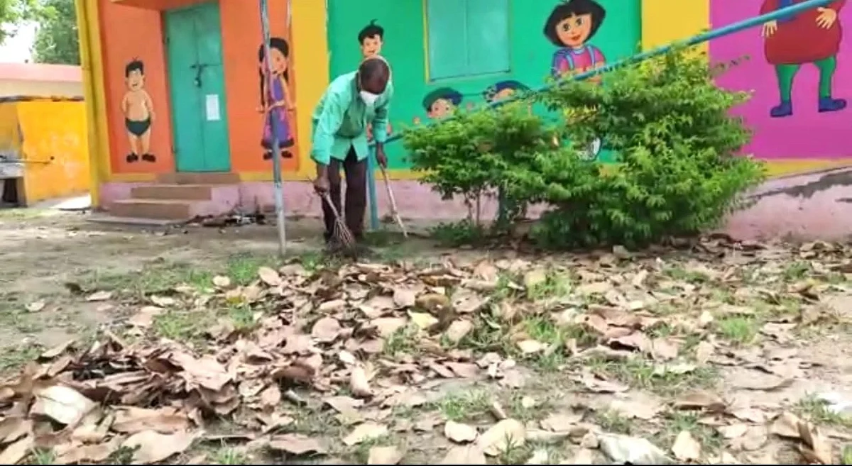 தூய்மை பணியில் கோ.மூர்த்தி