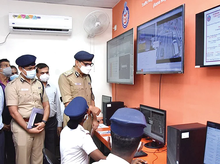 சிக்னலில் ஆட்டோமேட்டிக் கேமராக்கள்... பீ கேர்ஃபுல்!