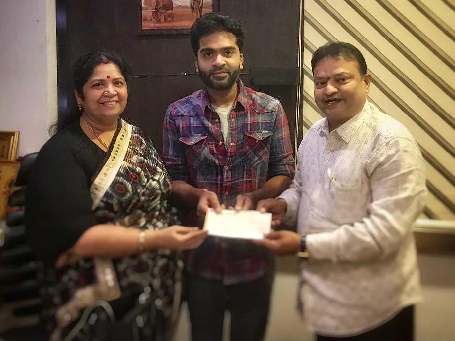 சிம்பு மற்றும் அவரது தயார் உஷாவுடன், தயாரிப்பாளர் ஐசரி கணேஷ்