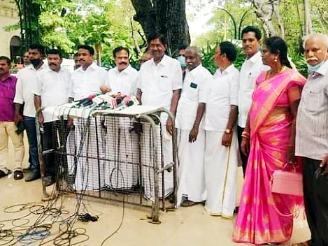 `ஓய்வுபெறும் அரசு ஊழியர்களுக்கு பாண்டு பத்திரங்களா?' - எதிர்ப்பு தெரிவிக்கும் ஆசிரியர்கள்