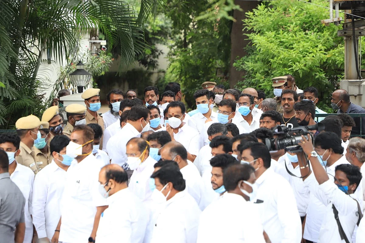 எம்.ஆர்.விஜயபாஸ்கருக்கு நேரில் ஆதரவளித்த முன்னாள் அமைச்சர்கள்