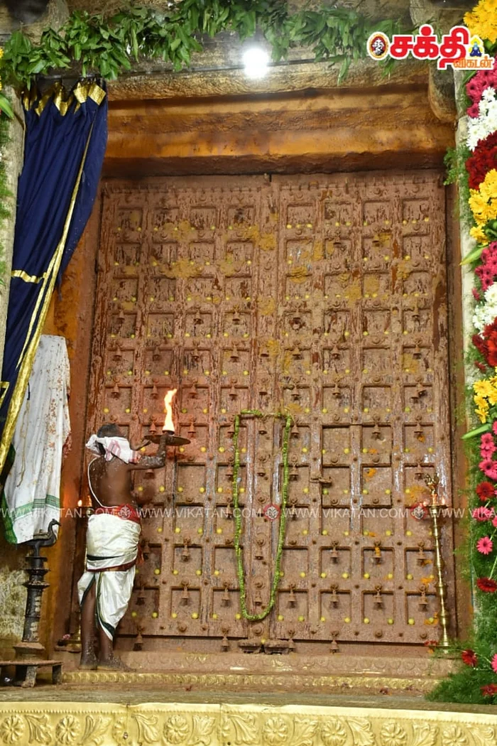 கதவுகளுக்கு சந்தனம் சாத்து பூஜை