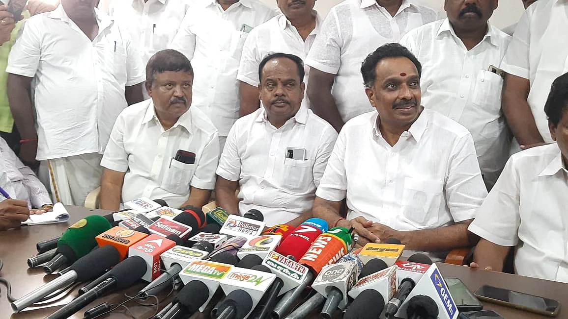 பேட்டியளிக்கும் எம்.ஆர்.விஜயபாஸ்கர்