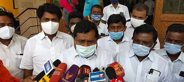 செய்தியாளர்களிடம் பேசிய இன்பதுரை