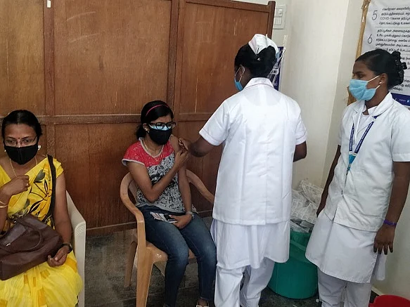 கொரோனா தடுப்பூசி செலுத்தும் பணி: முதல் இரண்டு இடங்களில் சென்னை, நெல்லை மருத்துவக்கல்லூரிகள்!