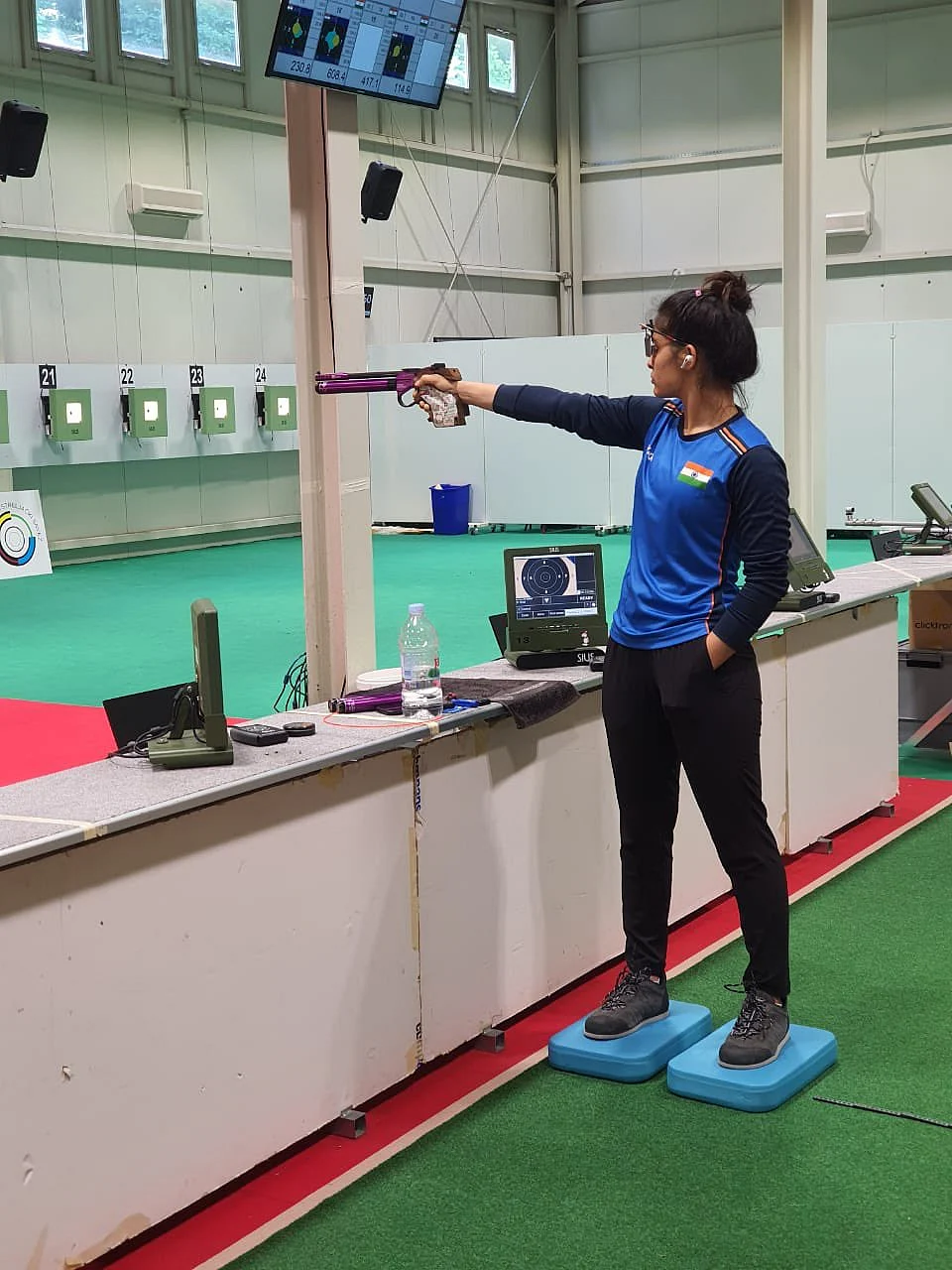 Tokyo Olympics : மனு பாக்கர்... சீறிப்பாயும் தோட்டாவுக்கு பின்னால் ஒரு சஞ்சலமற்ற நதி! | tokyo olympic Shooter girl Manu Bhaker with calm & cool attitude 2 Manu Bhaker