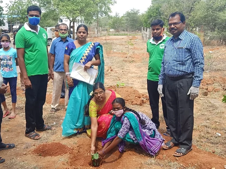 `மொபைலே இல்ல, ஊர்க்காரங்கதான் உதவுறாங்க!' - ஆன்லைன் போட்டிகளில் பரிசுகள் குவிக்கும் கிராமத்து மாணவி