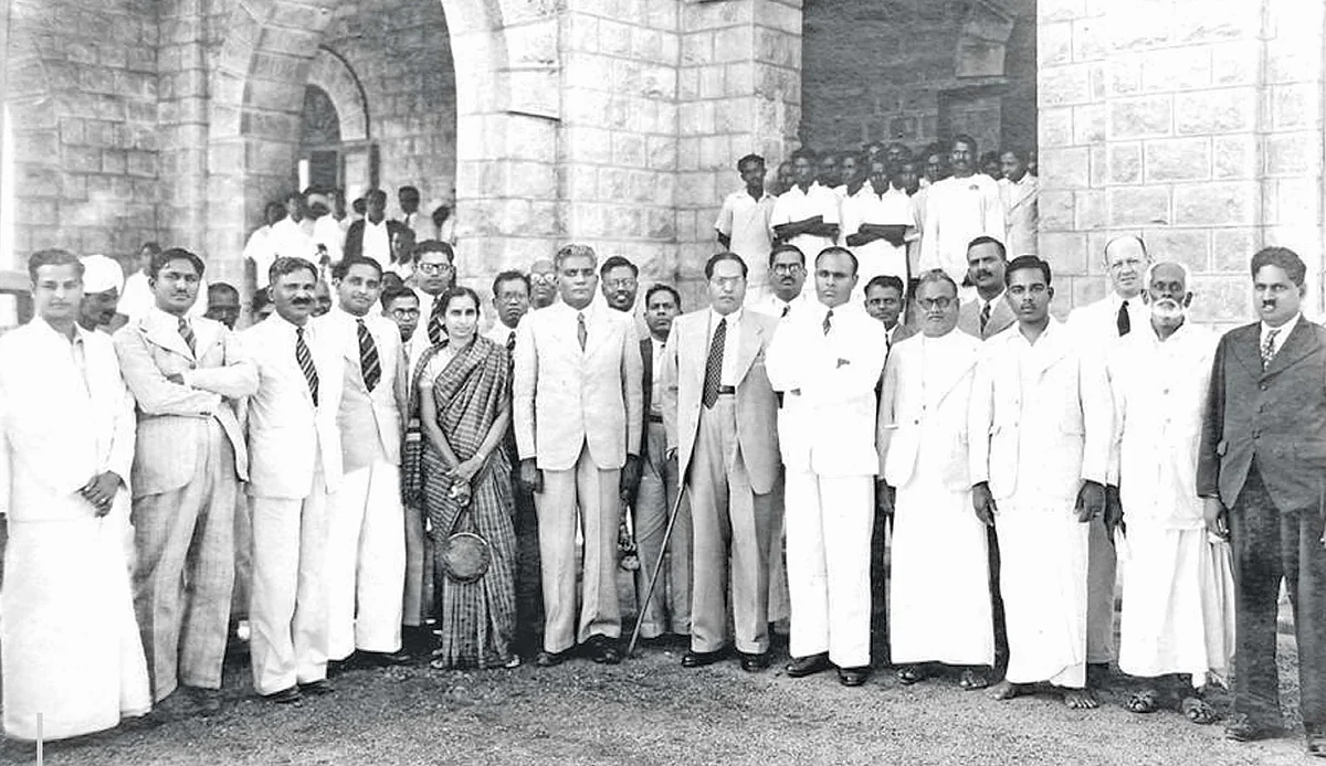 டாக்டர் அம்பேத்கர் மதுரை வந்திருந்த போது (29.12.1945) எடுக்கப்பட்ட படம். அவருடன் அன்னை மீனாபாள் சிவராஜ், டபிள்யு.பி.சவுந்திர பாண்டியனார், பி.டி.ராஜன், போடி மீனாட்சிபுரம் செல்வராஜ் மற்றும் தலித் தலைவர்கள்