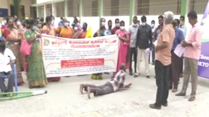 காலில் விழுந்த தலைமை ஆசிரியர்