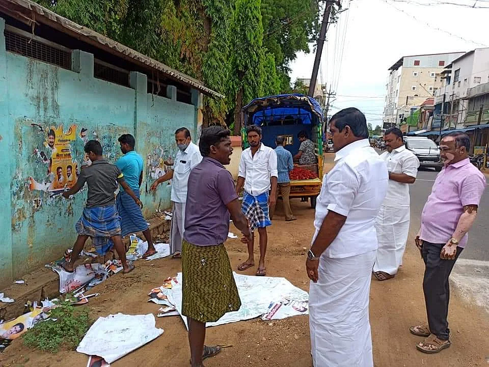 போஸ்டர்களை கிழிக்கச் சொல்லும் எம்.எல்.ஏ