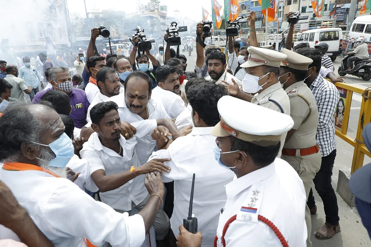 போலீஸாருடன் வாக்குவாதம்