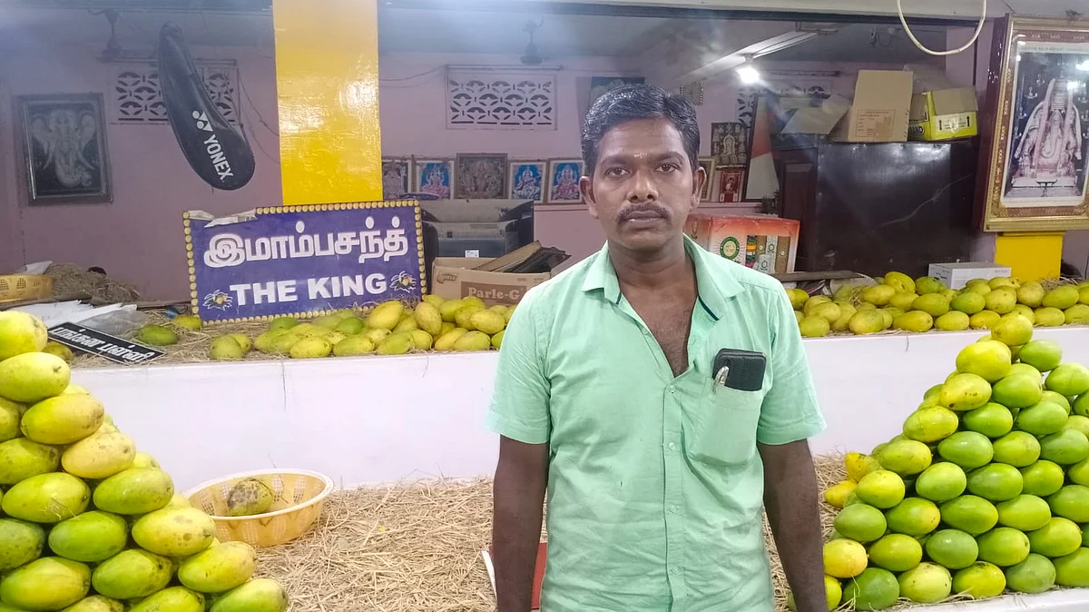 கடையின் மேலாளரான சதீஷ்