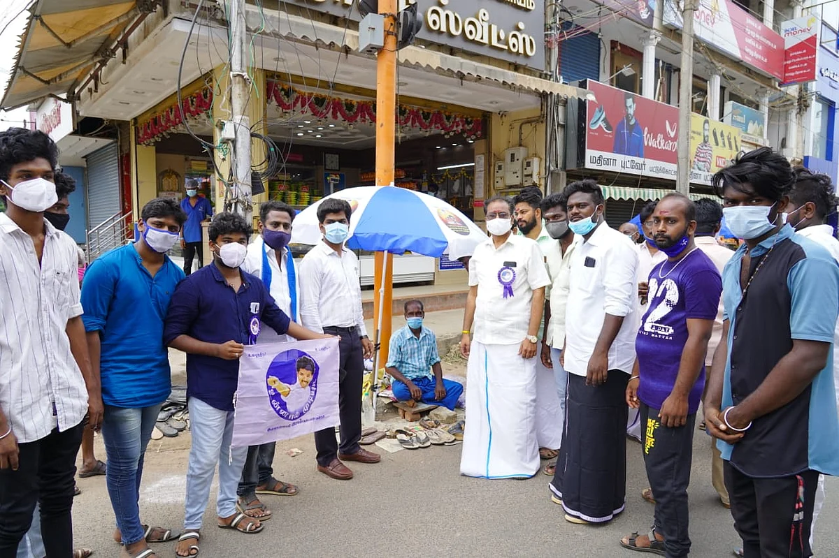 சப் கலெக்டருடன் விஜய் மக்கள் இயக்கத்தினர்