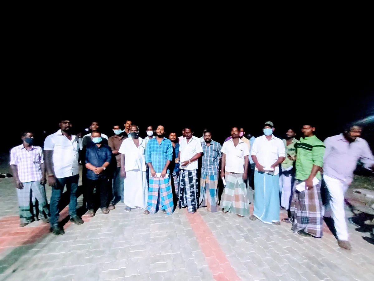 புகார் அளித்த ஊழியர்கள்