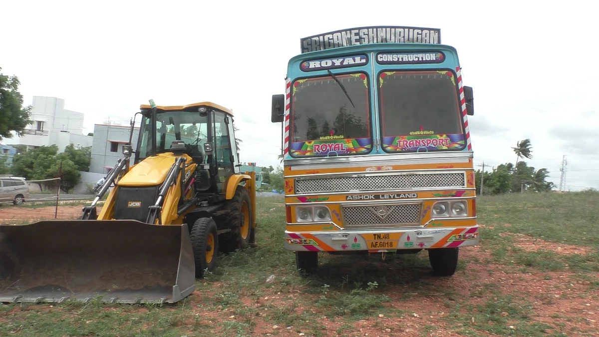 மணல் கடத்தலில் ஈடுபட்ட வாகனம்