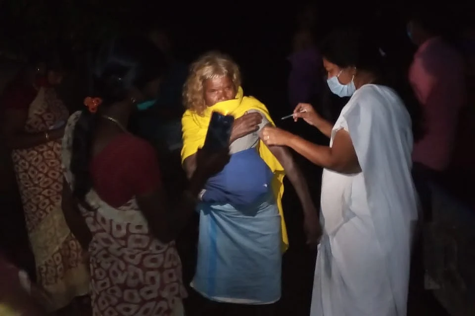 பழங்குடிகளுக்கு கொரோனா தடுப்பூசி