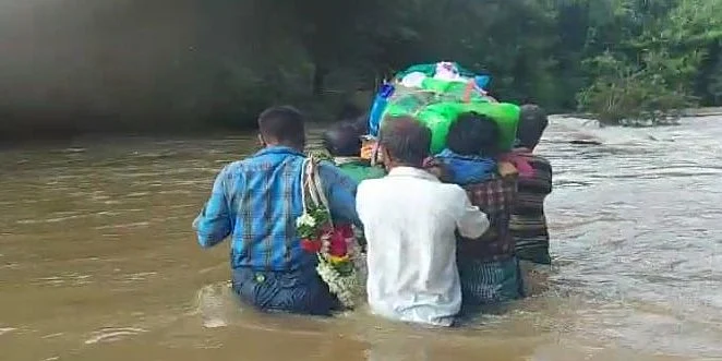 சடலத்தோடு மாயாற்றைக் கடக்கும் தெங்குமரஹடா மக்கள்