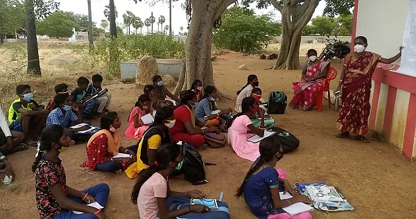 சமூக இடைவெளியுடன் நடக்கும் வகுப்பு