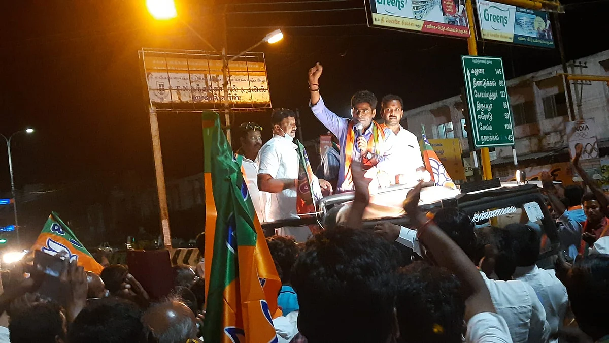 தொண்டர்களிடையே பேசும் அண்ணாமலை