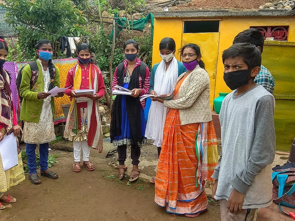 மலைக் கிராம மாணவர்களின் வீடுகளுக்கே சென்று பாடம் நடத்தும் அரசுப் பள்ளி ஆசிரியைகள்!