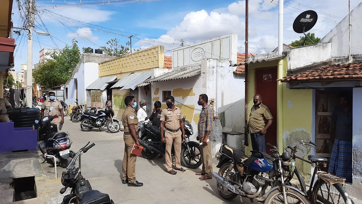 பெற்றோர்களிடம் குழந்தைகளை ஒப்படைக்கும் போலீஸார்