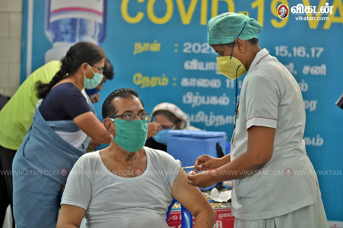 தடுப்பூசி போட்டுக்கொள்ளும் மக்கள்