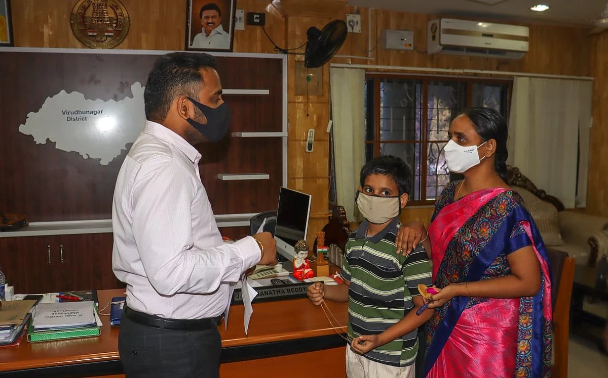 ஆட்சியரிடம் தங்கச்செயின் வழங்கிய ஆசிரியை கவிதா