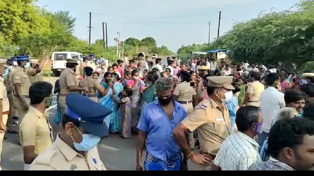 சாலைமறியலில் ஈடுபட்ட துலுக்கப்பாளையத்தைச் சேர்ந்த மக்கள்