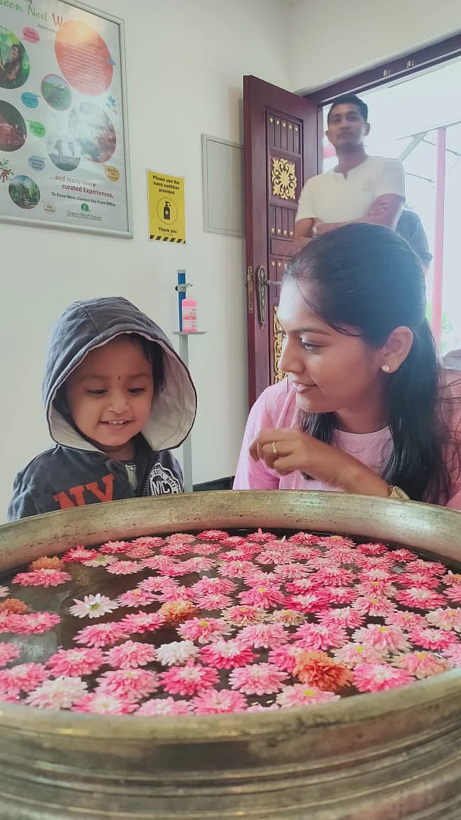 பெற்றோருடன் குழந்தை மித்ரா