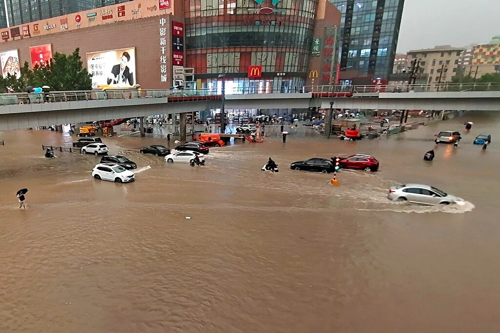 சீனா: 'ஆயிரம் ஆண்டுகளில் இல்லாத பெரு மழை! வெள்ளத்தில் சிக்கித் தவிக்கும் மக்கள்!' Heavy rainfall in a China 16 people were died 2 ஹெனான் மாகாணம்