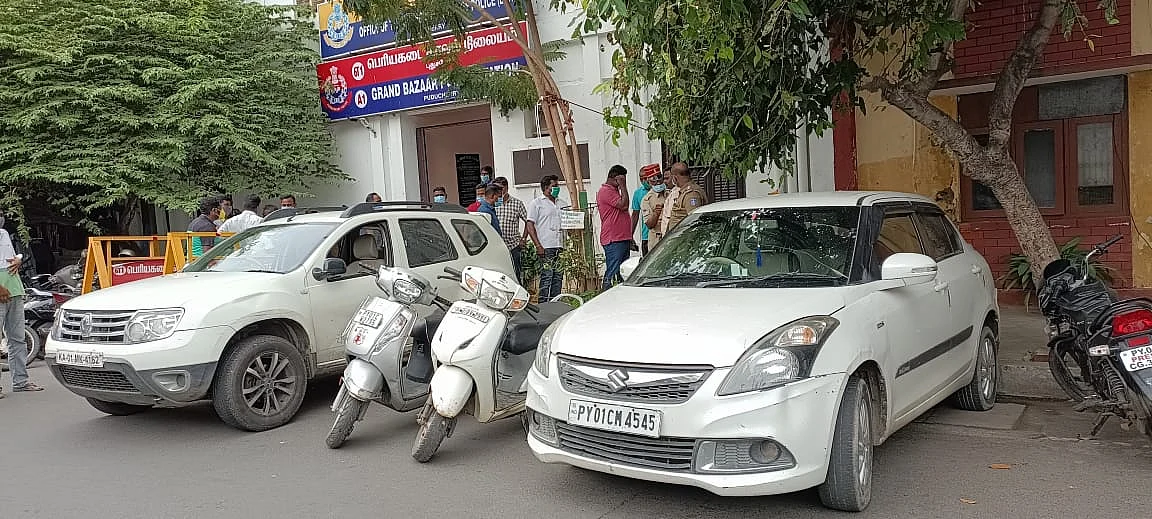 பறிமுதல் செய்யப்பட்ட கார்கள்
