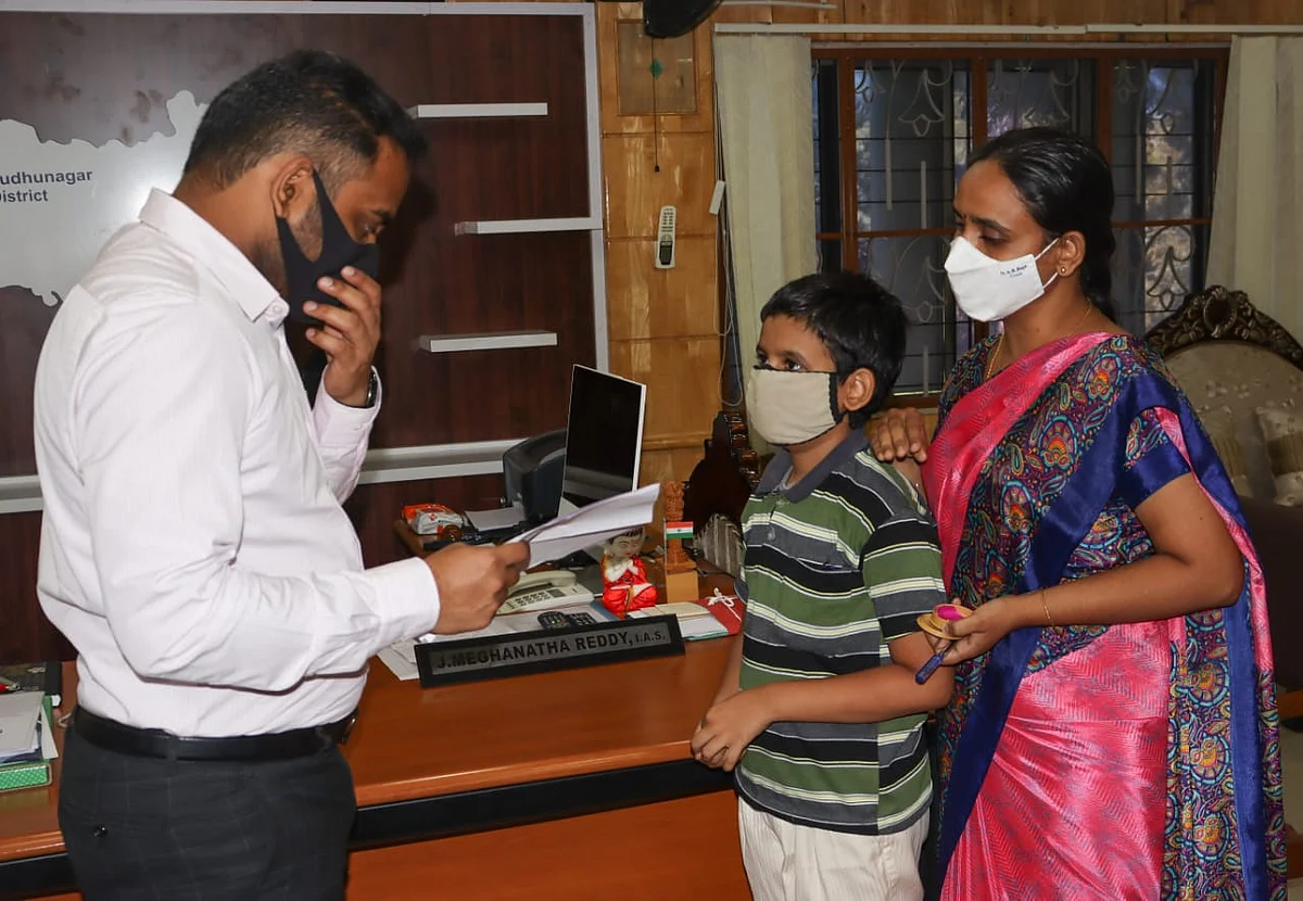 ஆட்சியரிடம் தங்கச்செயின் வழங்கிய ஆசிரியை கவிதா