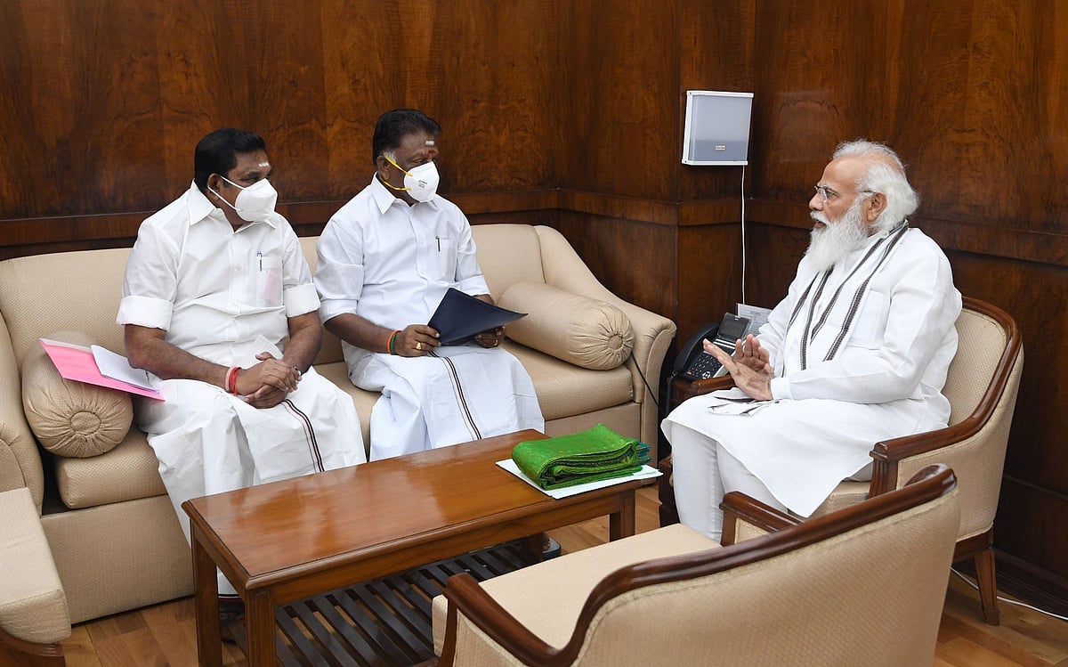 சசிகலா கேள்வியைத் தவிர்த்த எடப்பாடி பழனிசாமி; கட்சியில் இணைக்க டெல்லி நிர்பந்தமா?