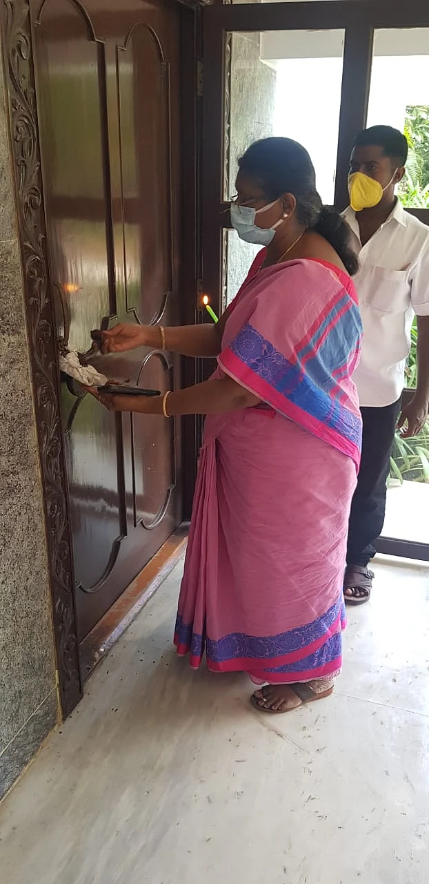 பண்ணை வீட்டுக்கு சீல் வைக்கும் விஏஓ கலைச்செல்வி